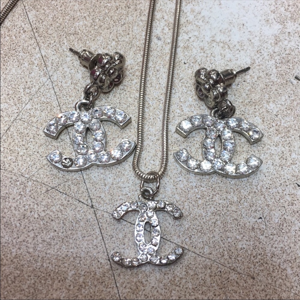 Fashion pendent and earring ( no chain)